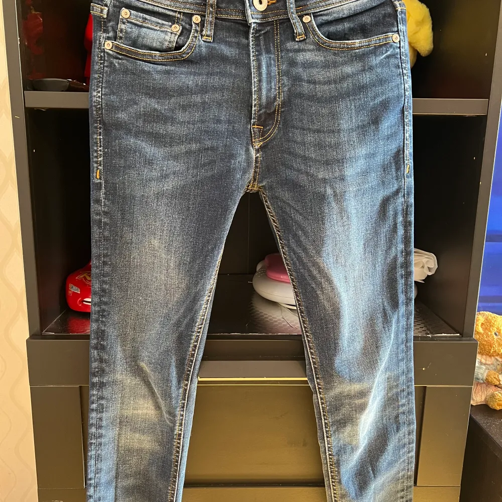 En oanvänd jeans byxor från Jack&Jones. Den passar perfekt på kroppen och är i storlek Eu size: 27/32 . Jeans & Byxor.