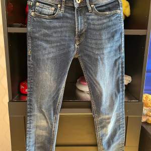 En oanvänd jeans byxor från Jack&Jones. Den passar perfekt på kroppen och är i storlek Eu size: 27/32 