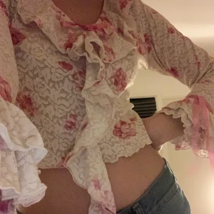 Fin blus - Så vacker vintage blus med fina volanger. 