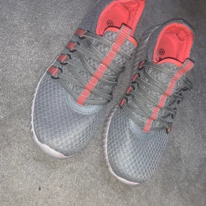 Skor  - Aldrig använt dem är helt nyya 