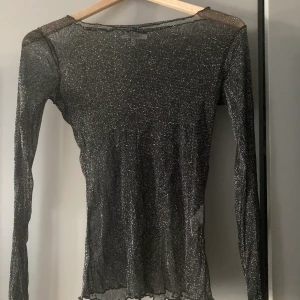 Glittrig genomskinlig tröja Chiquelle xs - Supersnygg genomskinlig glittrig långärmad tröja från Chiquelle i storlek xs som inte kommer till användning, använd 1 gång.