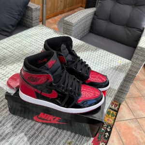 Jordan 1 High Bred Patent - 9.5 i skick. äkthetsbevis finns. priset kan diskuteras. 