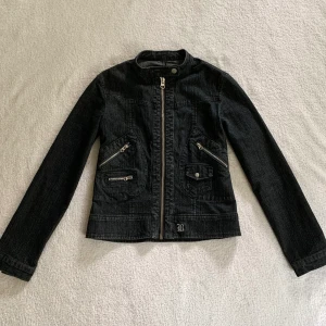 Svart jeansjacka - Svartgrå jeansjacka med massa snygga detaljer, vintage Bikbok! Står stl L men passar mig som brukar ha XS/S 💗