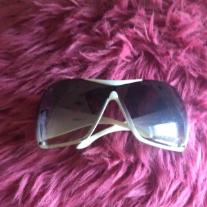 y2k sol glasögon - Jätte fina solglasögon 💕 ganska slitna men jätte snygga, köpt på second hand 🫶