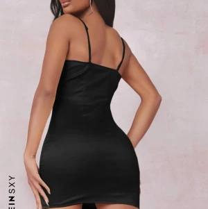 Klänning  - Skitttt fin är den men den är liten för liten för mig 💖