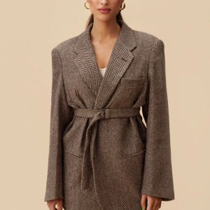 Adoore Kavaj Plus Size - Oanvänd kavaj från Adoore. Jag älskar den men har aldrig använt den plus att den är liite för tight på mig. Nypris 1595kr 