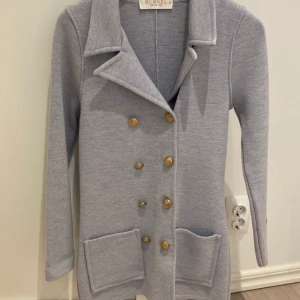 Busnel jacket - Jätte fin busnel kofta/jacka i en babyblå färg. Skulle säga att den är i nyskick då den endast är andvänd 2 gånger. I storlek 36💙
