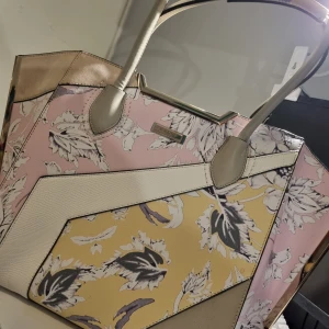 River Island large handbag  - Stor väska med metalldetaljer från River Island i unik design. Väskan finns inte längre att köpa från butik.  Riktig statement väska.  Väskan är sparsamt använd men är i begagnat skick.