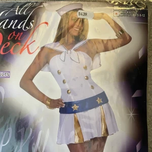 Halloweenkostym - Sjömanskostym köpt förra året men kom aldrig till användning. Perfekt nu till halloween. Storlek M/L men passar perfekt till S också. Scarf över axlarna, klänning, hatt och bälte ingår i dräkten. Köpt för 439:- Skriv privat för fler bilder på kostymen. 