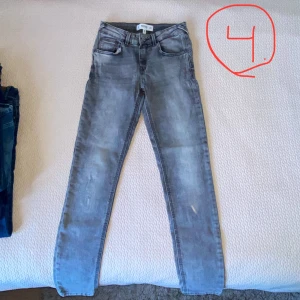 Jeans - 4. Grå Mango storlek 34 NYSKICK (endast provad!)