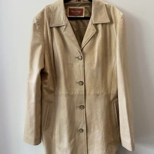 Beige skinnkappa - Beige skinnkappa som är köpt vintage i storlek small/medium. 