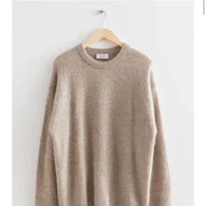 Stickat tröja Other Stories  - Som ny! Oversized Knit Sweater. Knitted long sleeve sweater in an alpaca blend with an oversized silhouette.    Skickas endast med post, möts ej upp. Postnord spårbar 29 kr.