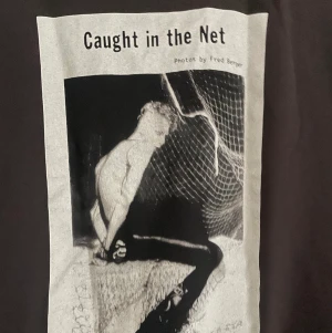 Acne T-shirt  - Denna tröjan köpte jag 2020 och har inte använt mer än 5 gånger. Tror att jag köpte den för lite mer än 2000, men inte helt säker. Pris kan diskuteras och skickar gärna fler bilder 💜 första bilden är ryggen!