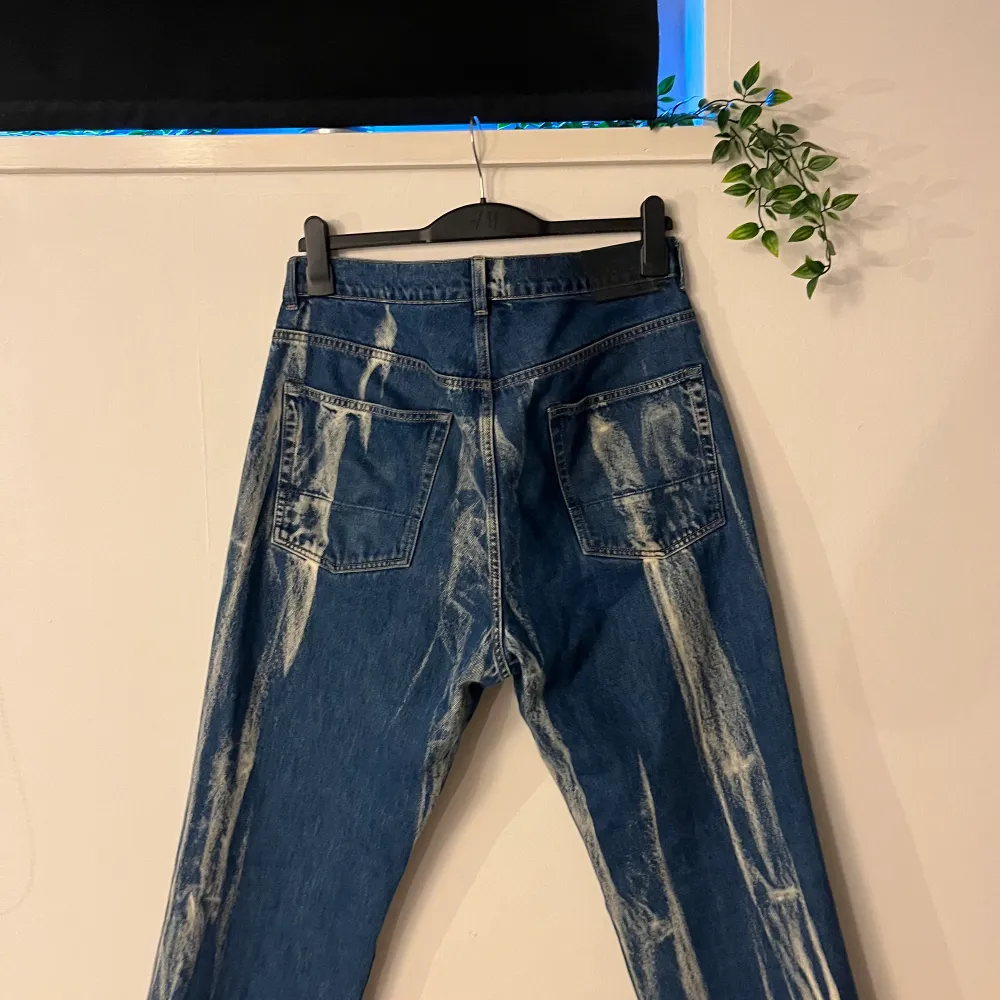 Our legacy extended third cut jeans ”bleached”  Varje par är unikt blekta så inga ser likadana ut! Strl 32   Använda ett tiotal gånger kanske Bra skick! . Jeans & Byxor.