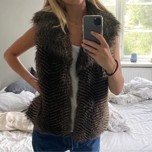 Snygg Y2K inspirerad väst - Snygg pälsväst, funkar perfekt för att liva upp en basic outfit 