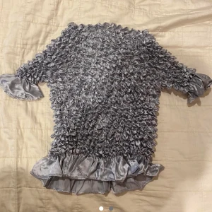 y2k - popcorn y2k 90s topp shiney stretch silver material med söta ruffles vid ärmarna s-l beroende på hur man vill att sen ska sitta, super stretchig 💖