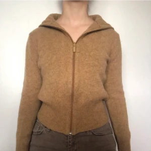 Kofta levis - Säljer denna kofta från levis som jag köpte på plick. Använd fåtal gånger sen jag köpte den så den är i bra skick! Bilderna är tagna av den gamla säljaren men skriv privat så kan jag skicka egna bilder på tröjan☺️perfekt nu till hösten och vintern!🍂