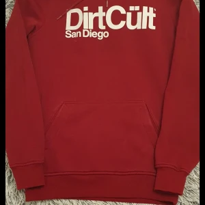 Dirtcult tröja röd - Använd några gånger, som ny, 799kr nypris. Så tänker mig runt 500-400kr ink frakt. Pris kan diskuteras