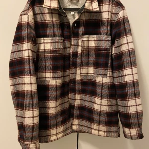 En väldigt fin höst overshirt - Denna overshirt är köpt på hm för 400kr den har ull inuti som håller dig varm nu till hösten