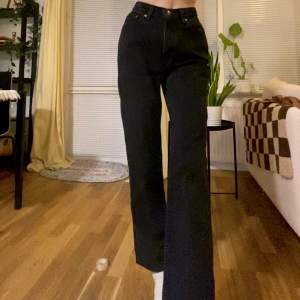 Super fina svarta Levi’s jeans som är omsydda för att passa ca w25-26