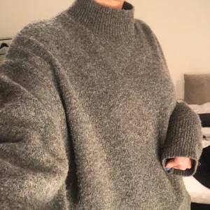 Grå stickad tröja  - Säljer denna grå stickade tröja från h&m. Använd ganska flitigt men skulle ändå säga att den är rätt välbehållen.