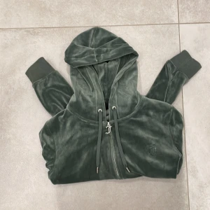 Juicy couture kofta str: xs - En nästan ny juicy couture kofta storlek xs! Säljer då den är för liten❤️