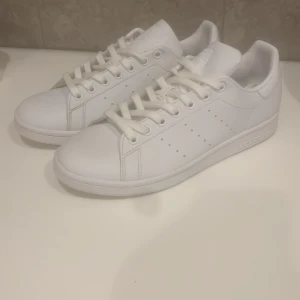 Adidas skor - Säljer snygga adidas skor för att dom är för små  Skick 9/10