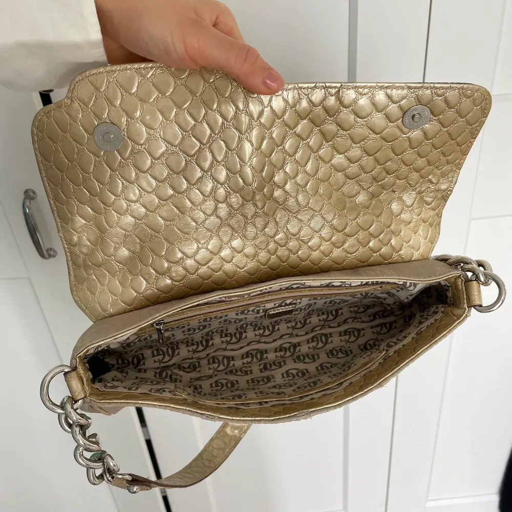 Säljer denna coola vintageväskan från Guess. Så mycket coola detaljer. Slutet ”band” men blir typ coolt?! Dustbag medföljer :) säljer för 500 kr !. Väskor.
