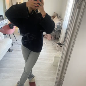 Stickad tröja - Jätteskön mörkblå stickad tröja ifrån Zara, precis som nu då den använts ändats 2 gånger! 