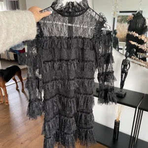 Bymalina klänning - Carmine klänning från Bymalina i storlek S🤍 använd ett fåtal gånger! TRYCK INTE PÅ KÖP NU 