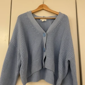 Blå stickad kofta - Jag säljer denna blå stickade koftan den är använd fåtal gånger, är i bra skick, den är ganska oversized och är köpt på h&m för något år sedan. 