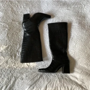 Svarta boots - Svarta boots med orsmskinns-mönster. I bra skick! 🖤🖤🖤