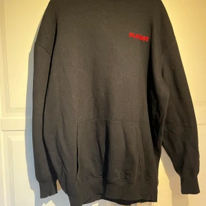 Hoodie från Playboy  - Hoodie från Playboy Ser ut som något flimmer aktigt på tröjan men det är den inte! Använd ca 10gånger Pris: 120kr + frakt