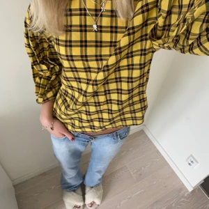 Blus - Skit snygg rutig blus/ topp från zara, använd typ 2 gånger så nästan helt som ny☺️❤️