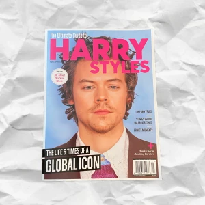 Harry styles tidning - denna ligger bara runt så säljer den. har ritat över Simons ansikte så är då inte nyskick. ☺️