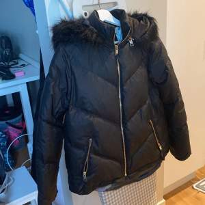 Ted Baker short puffa coat with detachable hood and faux fur trim. Ted baker size 2 = UK 10 / EU 38