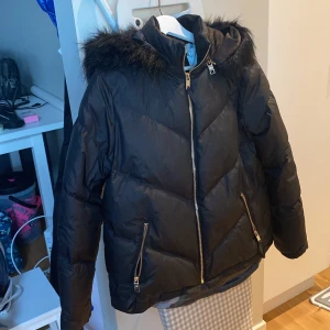 Ted Baker Short Puffa Coat with detachable hood - Ted Baker short puffa coat with detachable hood and faux fur trim. Ted baker size 2 = UK 10 / EU 38