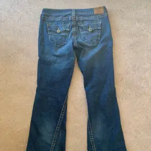 True religion jeans som e lite bootcut med sjuk stitching använda kanske 4 gånger. Modell Joey Big T storlek 32 sitter perfekt på mig som är 180 men skulle säga att de passar 170-185
