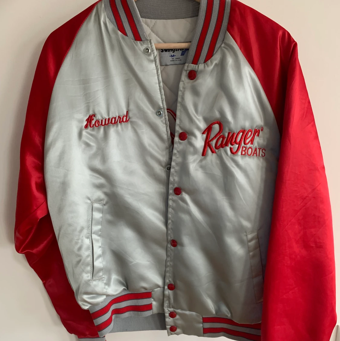 Röd & silvrig secondhand jacka