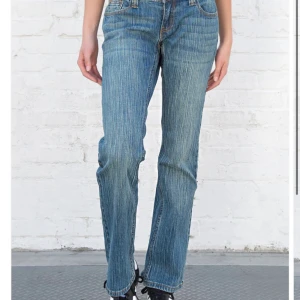 Nya Brandy Melville Jeans i storlek M - Köpte dessa byxor på Brandy Melville i storlek M men var tyvärr förstora. Hör gärna av er om intresse finns i chatt där vi kan diskutera mer. OBS! vill att du ska hämta byxorna här hemma isåfall. 