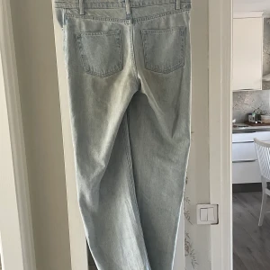 Byxor från NA-KD  - Ljusbyxor highwaist från NA-KD som är långa i benen