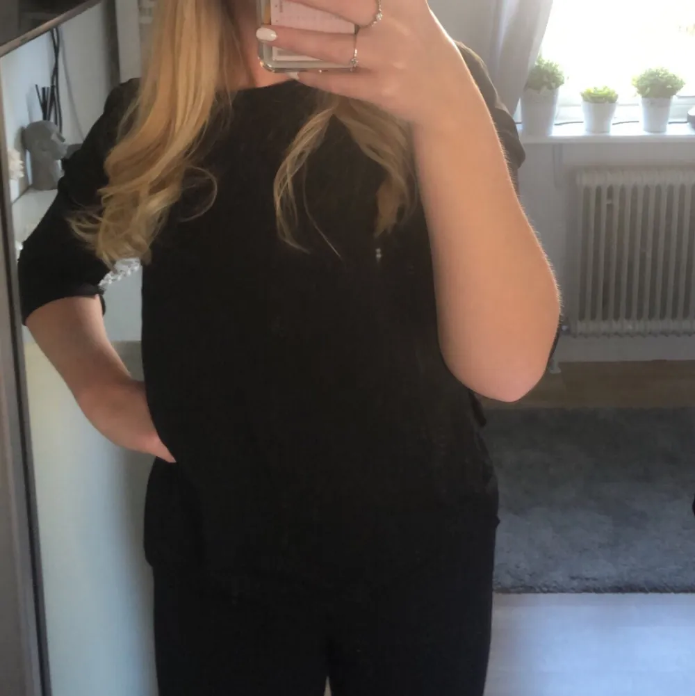 Svart blus med slits i kanterna. Använt sällan. Köparen står för frakten!🖤. Blusar.