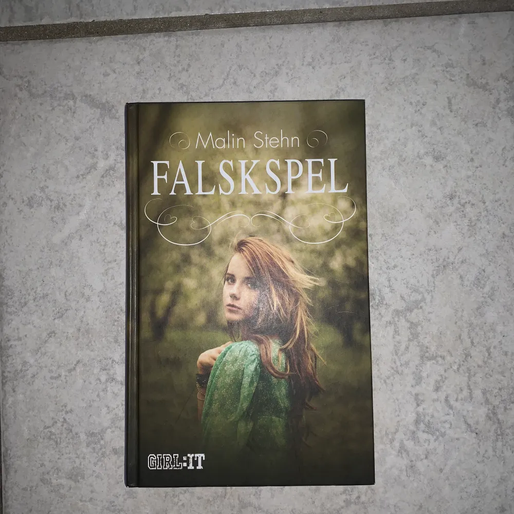 Jag säljer en bok som har titeln Falskspel. I nyskick. Hör av dig om du undrar något mer.. Övrigt.