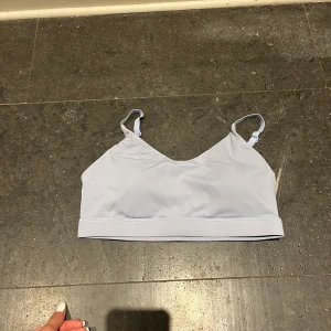 Sport bh shein storlek m - Superfin ljusblå sport bh från shein! Har i flera färger, denna har inte kommit till användning. Därav nyskick! Storlek m, sitter som en s/m ❤️ banden går att korsa där bak också. Klicka gärna på köp direkt, så smidigt! ❤️