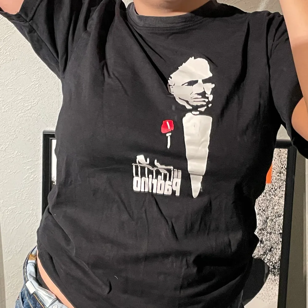En t-shirt med The Godfather tryck , På italienska Il Padrino. T-shirts.