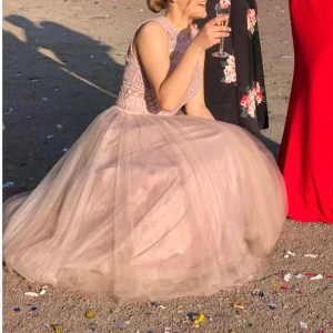 Ball klänning  - Dirty pink bal klänning. Köptes på zelando. Köparen står för frakt 💕💕