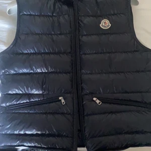 Moncler gui väst  - Tjenare säljer min Moncler gui väst.. ny skick inga skador på västen 