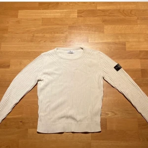 Stone island tröja - Fin stone tröja i färgen vit sitter mycket fint och väldigt bekväm. Inga hål eller fläckar. Kom privat för mer bilder eller frågor.