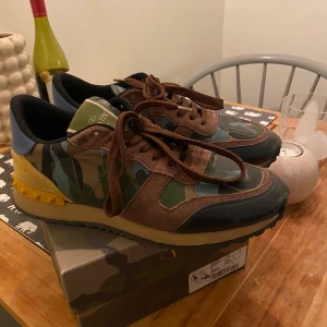 Valentino rockrunner - Intresse på mina valentino rockrunner. Använda men fina. 