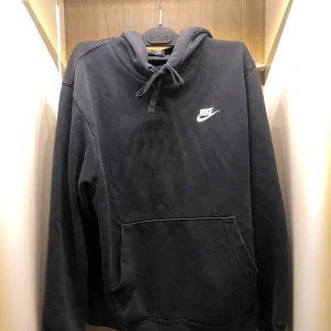 Nike Hoodie  - Passar till både tjejer och killar och den är riktigt snygg 